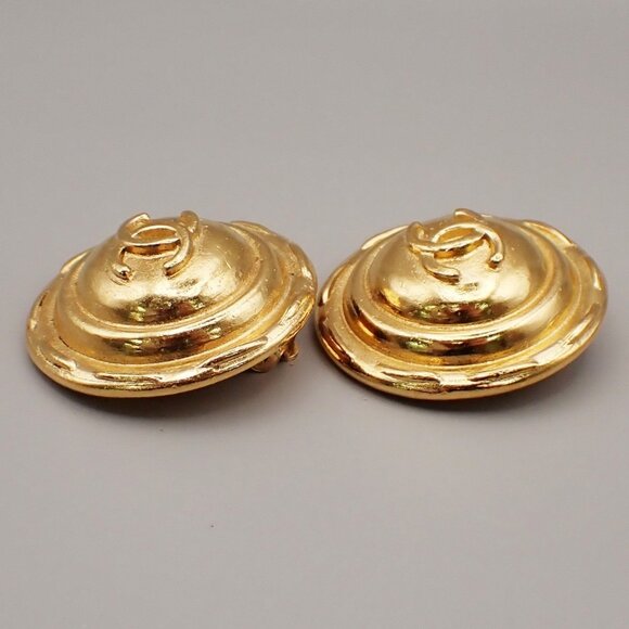CHANEL CC Logo Round Button Earrings Clip-On Gold France - Picture 2 of 10